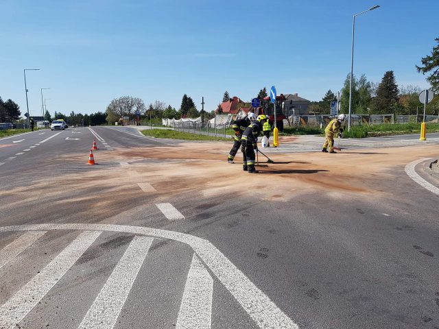 Pęknięty przewód hydrauliczny przyczyną utrudnień w ruchu (zdjęcia)