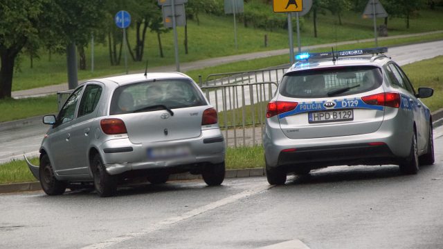Zderzenie pojazdów osobowych na ul. Filaretów. Są niewielkie utrudnienia w ruchu (zdjęcia)