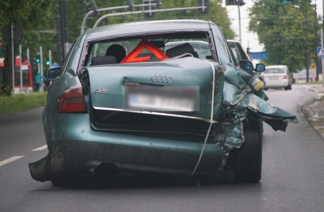 Audi uderzyło w drzewo na ul. Osmolickiej (zdjęcia)