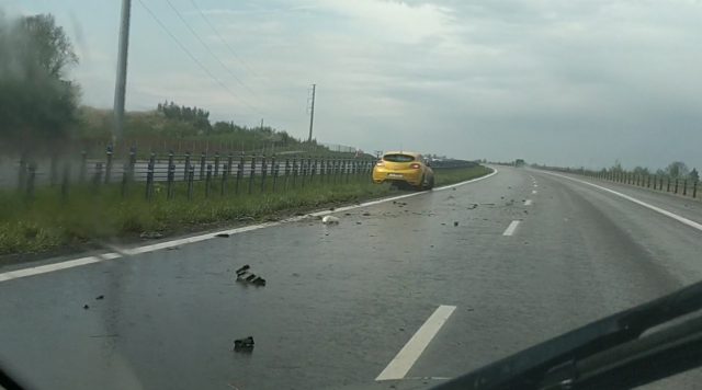 Renault uderzył w bariery energochłonne na obwodnicy Lublina (zdjęcia)