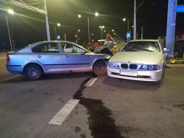 Nocny wypadek na skrzyżowaniu. Po zderzeniu BMW i skody trzy osoby zostały ranne (zdjęcia)