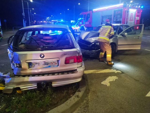 Nocny wypadek na skrzyżowaniu. Po zderzeniu BMW i skody trzy osoby zostały ranne (zdjęcia)