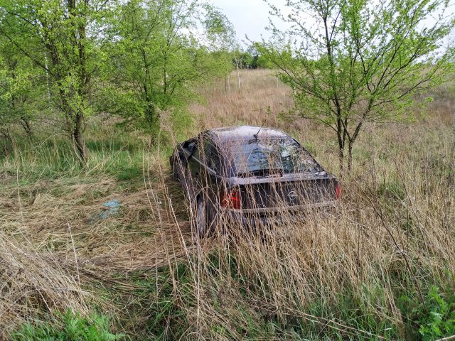 Było za szybko na zakręcie. Opel dachował na lokalnej drodze (zdjęcia)