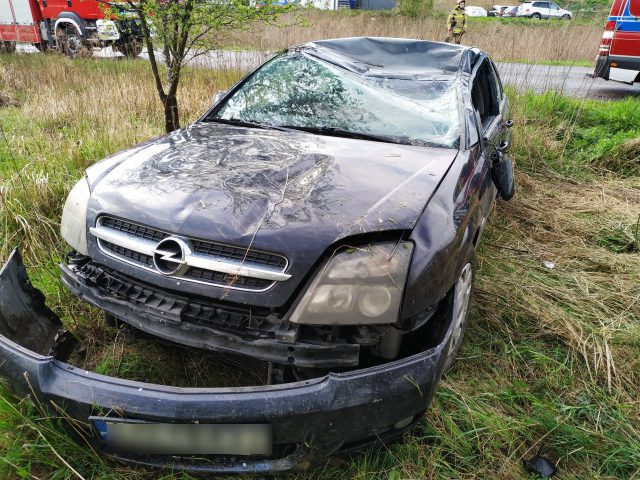 Było za szybko na zakręcie. Opel dachował na lokalnej drodze (zdjęcia)