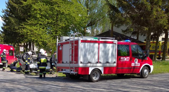 Zignorowanie znaku STOP przyczyną zderzenia na skrzyżowaniu. Trzy pojazdy rozbite, w tym jeden zaparkowany (zdjęcia)