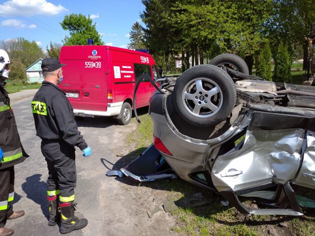 Zignorowanie znaku STOP przyczyną zderzenia na skrzyżowaniu. Trzy pojazdy rozbite, w tym jeden zaparkowany (zdjęcia)