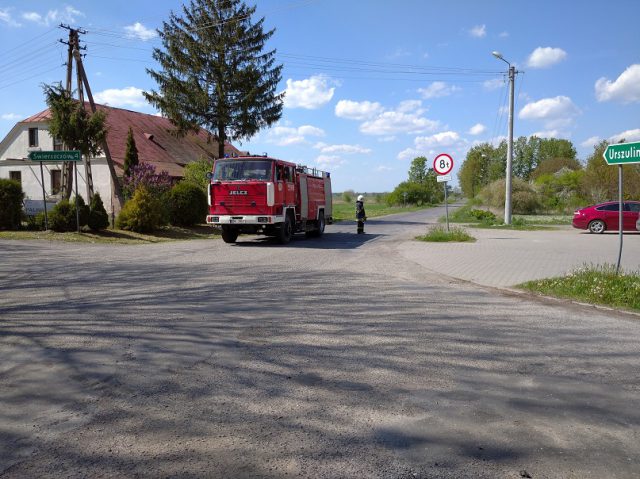 Zignorowanie znaku STOP przyczyną zderzenia na skrzyżowaniu. Trzy pojazdy rozbite, w tym jeden zaparkowany (zdjęcia)