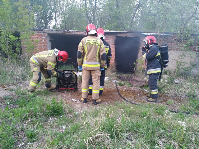 Pożar w Kalinówce pod Lublinem. Na miejscu pracują strażacy (zdjęcia)