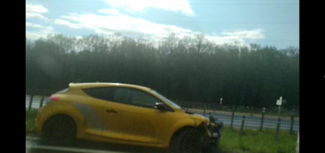 Renault uderzył w bariery energochłonne na obwodnicy Lublina (zdjęcia)