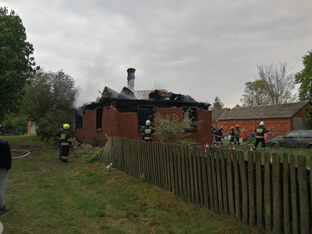 Strażacy walczą z pożarem domu (zdjęcia)