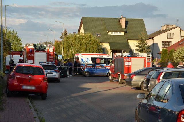 Zderzenie i dachowanie. Wypadek na osiedlowym skrzyżowaniu (zdjęcia)