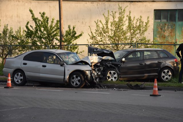 Czołowe zderzenie dwóch pojazdów w Dęblinie. Ucierpiały trzy osoby (zdjęcia)