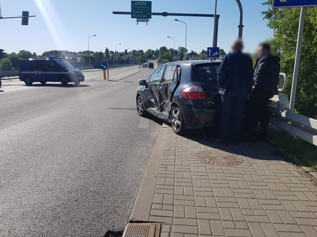 Wjechał na czerwonym, zderzył się z toyotą. Trzy osoby trafiły do szpitala (zdjęcia)