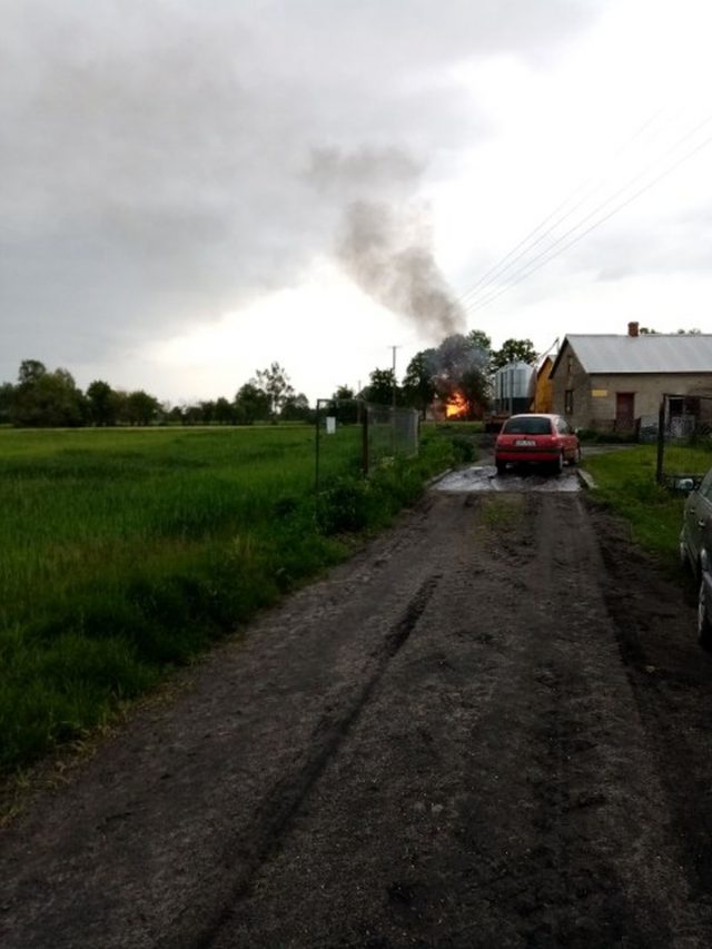 Pożar budynku w powiecie radzyńskim. Ogień miał zaprószyć właściciel (zdjęcia)
