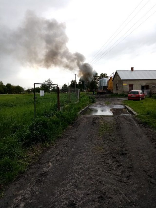 Pożar budynku w powiecie radzyńskim. Ogień miał zaprószyć właściciel (zdjęcia)