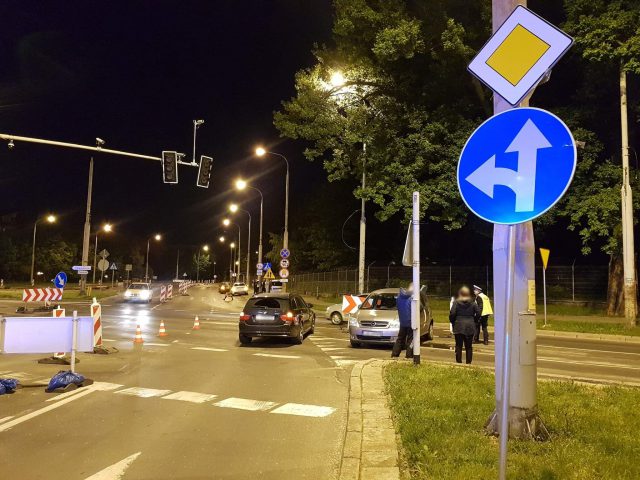 Zmieniła się organizacja ruchu na skrzyżowaniu, opel zderzył się z BMW. Jedna osoba została ranna (zdjęcia)