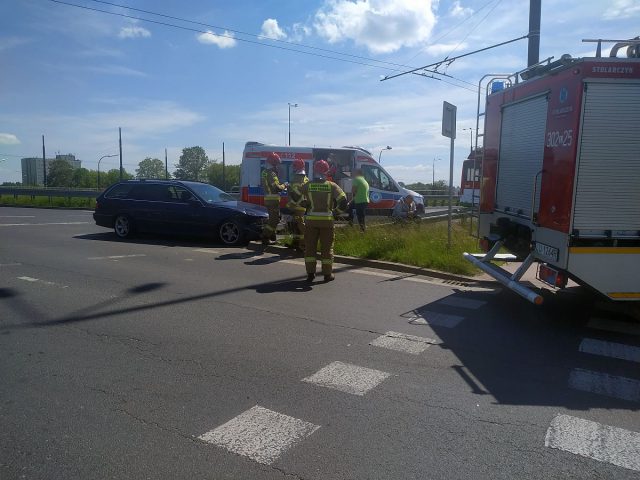 Zderzenie BMW z volkswagenem na rondzie w Lublinie. Zablokowany jest zjazd w al. Witosa (zdjęcia)