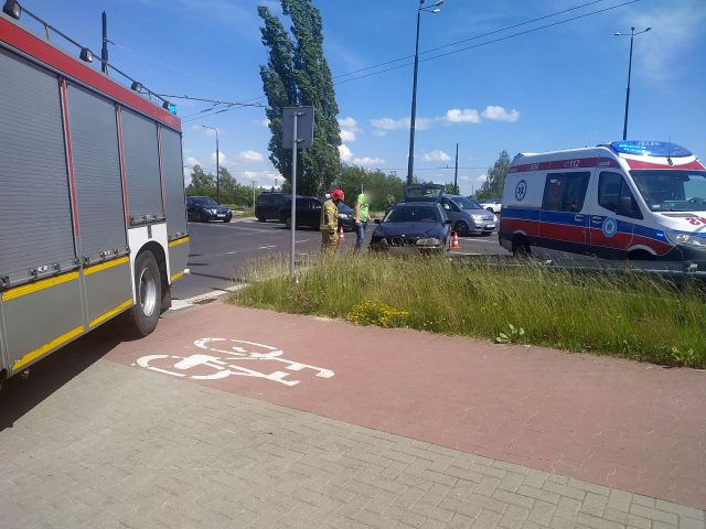 Zderzenie BMW z volkswagenem na rondzie w Lublinie. Zablokowany jest zjazd w al. Witosa (zdjęcia)