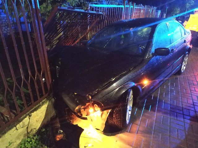 BMW uderzyło w ogrodzenie posesji. Dwóch młodych mężczyzn uciekło porzucając pojazd (zdjęcia)