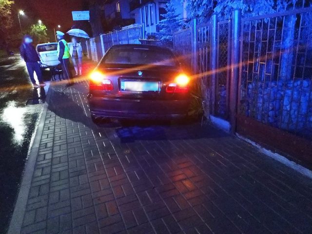 BMW uderzyło w ogrodzenie posesji. Dwóch młodych mężczyzn uciekło porzucając pojazd (zdjęcia)