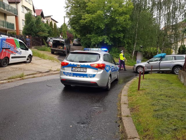 Niezabezpieczone auto stoczyło się ze wzniesienia. Uderzyło w bramę i ogrodzenie (zdjęcia)