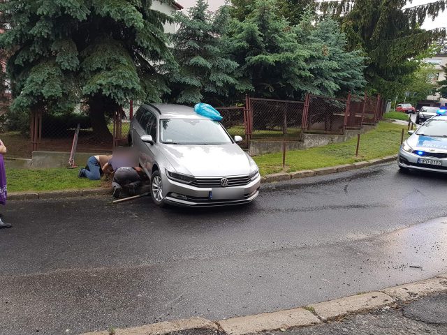 Niezabezpieczone auto stoczyło się ze wzniesienia. Uderzyło w bramę i ogrodzenie (zdjęcia)