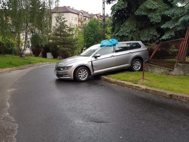 Niezabezpieczone auto stoczyło się ze wzniesienia. Uderzyło w bramę i ogrodzenie (zdjęcia)