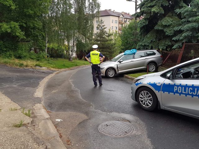 Niezabezpieczone auto stoczyło się ze wzniesienia. Uderzyło w bramę i ogrodzenie (zdjęcia)