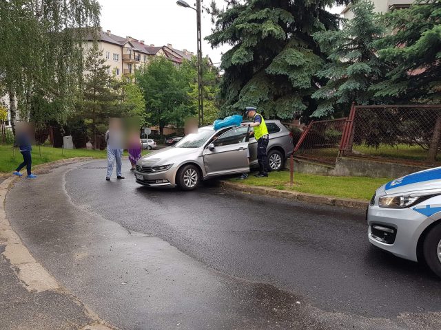 Niezabezpieczone auto stoczyło się ze wzniesienia. Uderzyło w bramę i ogrodzenie (zdjęcia)