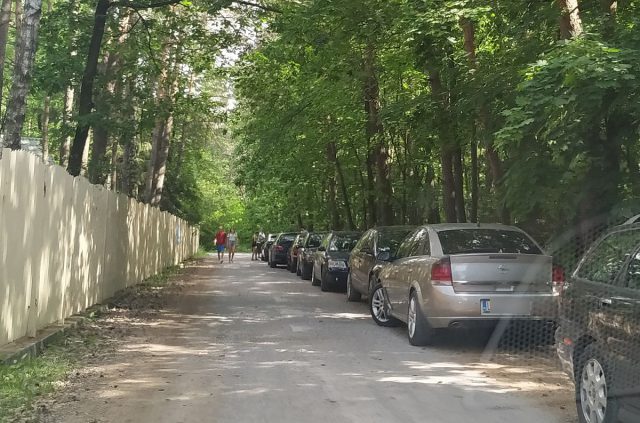 Nad jeziorami rozpoczyna się sezon. Sporo ludzi nad wodą, ruch w lokalach gastronomicznych (zdjęcia)