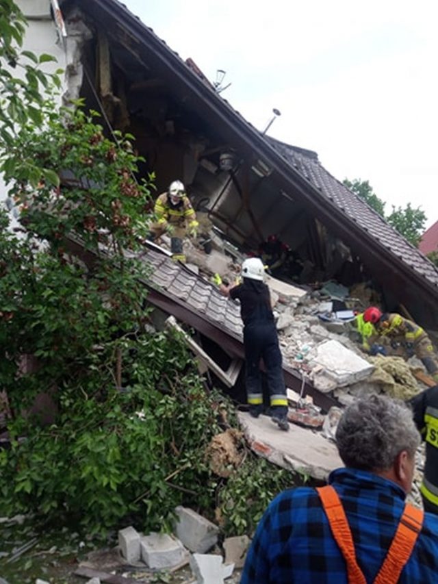 Wybuch gazu w domu jednorodzinnym. Pod gruzami mogą być ludzie, trwa akcja ratunkowa (zdjęcia, wideo na żywo)