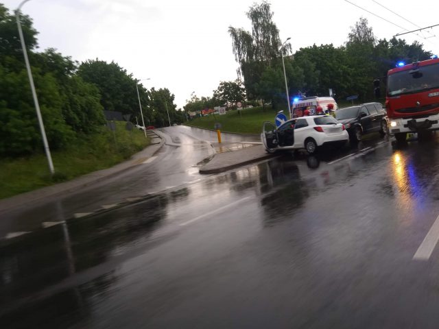 Skręcała w lewo, zajechała drogę. Zderzenie dwóch aut w Lublinie (zdjęcia)