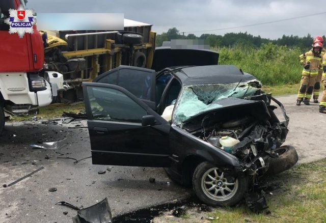 Tragiczny wypadek pod Chełmem. Nie żyje 19-latek kierujący BMW, trzy osoby ranne (zdjęcia)