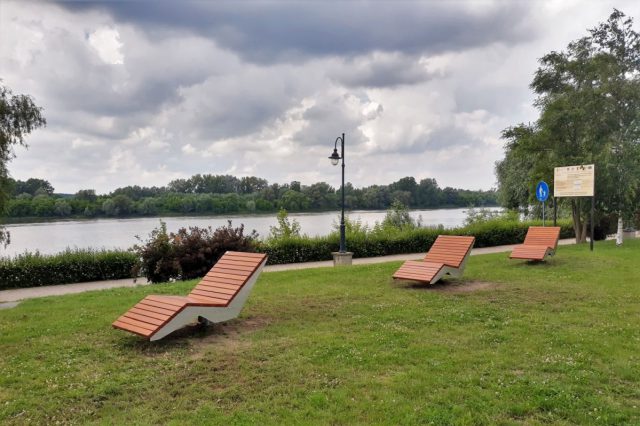 Obrotowe leżaki zamontowano na Bulwarze nad Wisłą (zdjęcia)