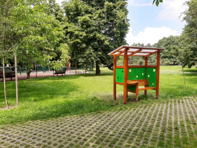 Obrotowe leżaki zamontowano na Bulwarze nad Wisłą (zdjęcia)