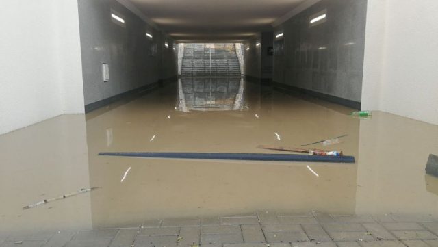 Nowy przystanek kolejowy w Lublinie zalany przez deszczówkę. Pasażerowie musieli chodzić po torowisku (zdjęcia)