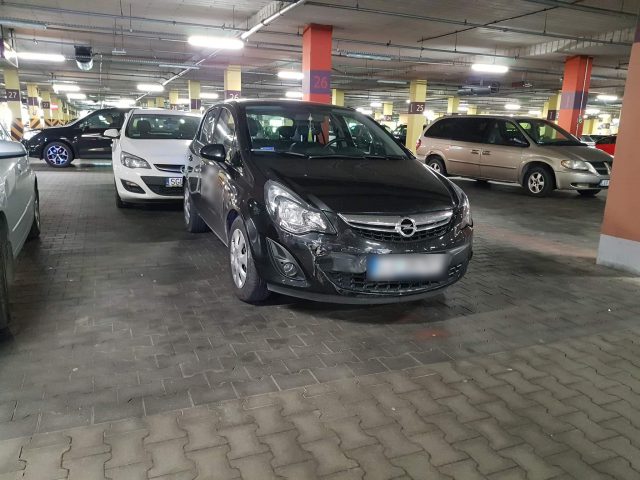 Opel jechał pod prąd, do tego kierowca wymusił pierwszeństwo przejazdu. Zderzenie na parkingu centrum handlowego