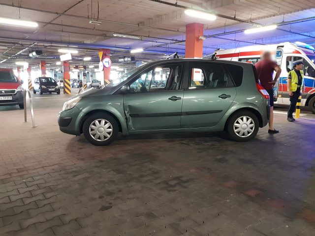 Opel jechał pod prąd, do tego kierowca wymusił pierwszeństwo przejazdu. Zderzenie na parkingu centrum handlowego