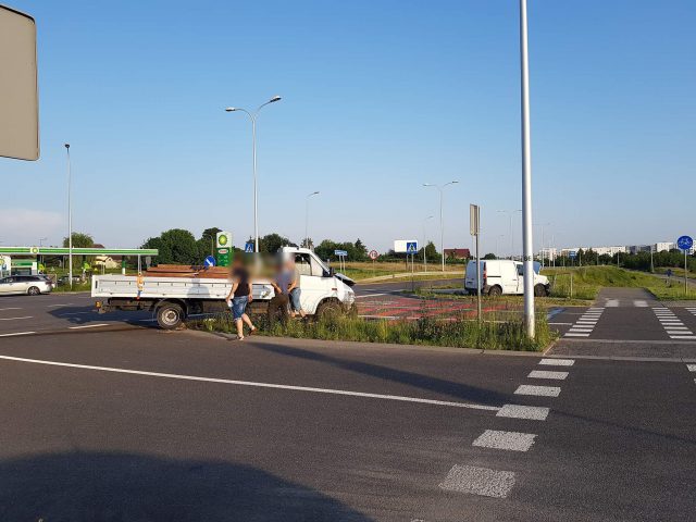 Kolejny wypadek na skrzyżowaniu ul. Bohaterów Września i Zelwerowicza. Zderzyły się dwa auta dostawcze (zdjęcia)