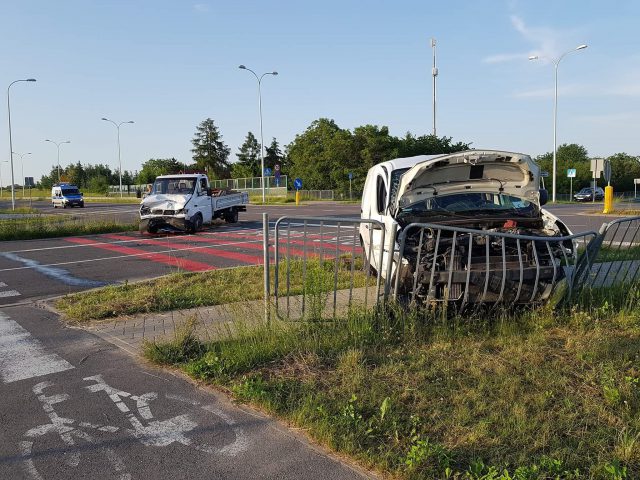 Kolejny wypadek na skrzyżowaniu ul. Bohaterów Września i Zelwerowicza. Zderzyły się dwa auta dostawcze (zdjęcia)