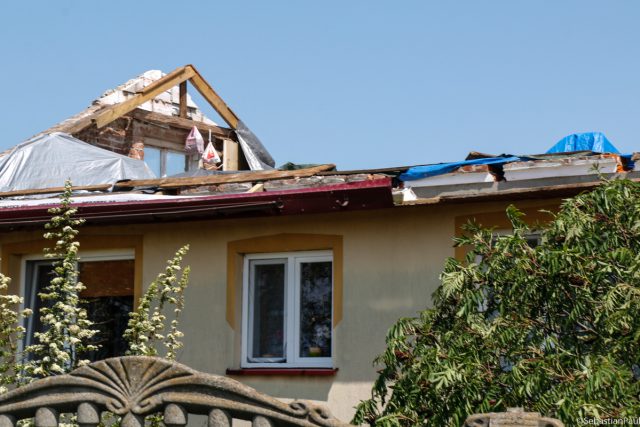 Zrobiło się ciemno, mieszkańcy chowali się w piwnicach. Będzie pomoc dla poszkodowanych w nawałnicy (zdjęcia)