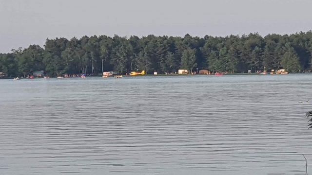 Akcja ratunkowa nad Jeziorem Białym. Przy plaży lądował śmigłowiec Lotniczego Pogotowia Ratunkowego (zdjęcia)