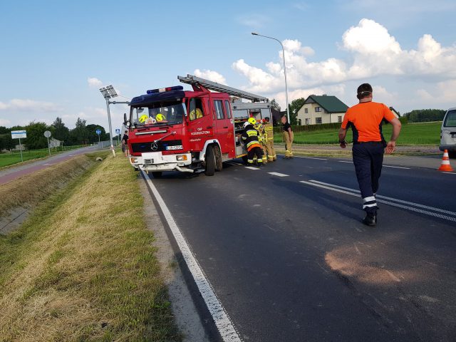 Zderzenie BMW z dwoma volkswagenami. Droga jest zablokowana (zdjęcia)