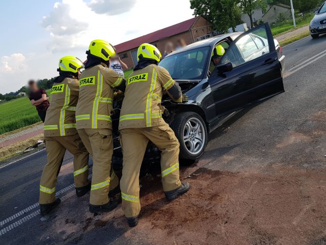 Zderzenie BMW z dwoma volkswagenami. Droga jest zablokowana (zdjęcia)