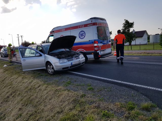 Zderzenie BMW z dwoma volkswagenami. Droga jest zablokowana (zdjęcia)