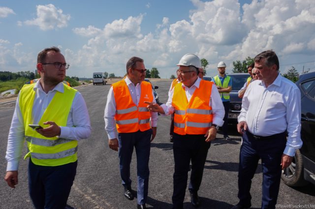 Minister infrastruktury na budowie obwodnicy Janowa Lubelskiego (zdjęcia)