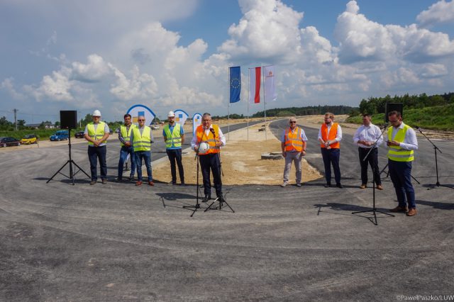 Minister infrastruktury na budowie obwodnicy Janowa Lubelskiego (zdjęcia)