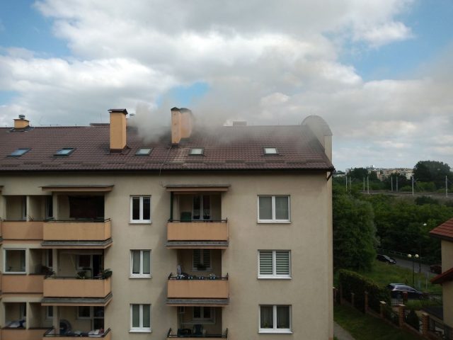 W jednym z lubelskich bloków zapalił się dach. Wcześnie prowadzono tam prace remontowe (zdjęcia, wideo)