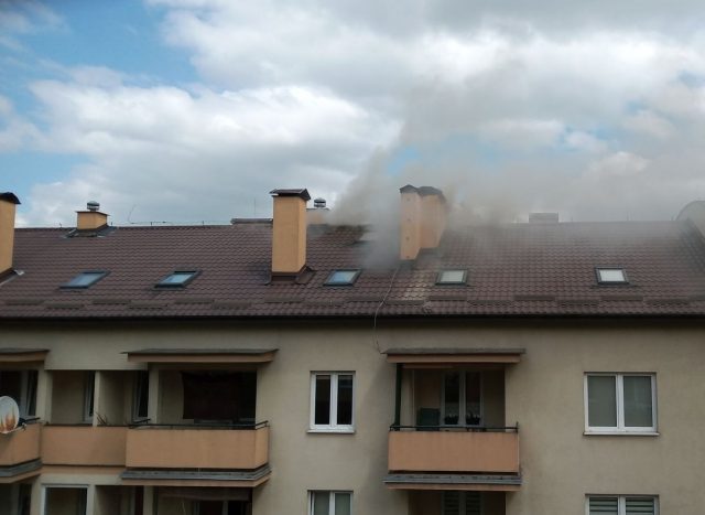 W jednym z lubelskich bloków zapalił się dach. Wcześnie prowadzono tam prace remontowe (zdjęcia, wideo)