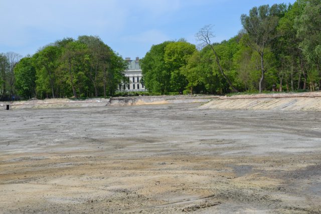 W trakcie rewitalizacji parku natrafiono na zabytkowy drewniany pomost. Zbudowano go w XVIII wieku (zdjęcia)